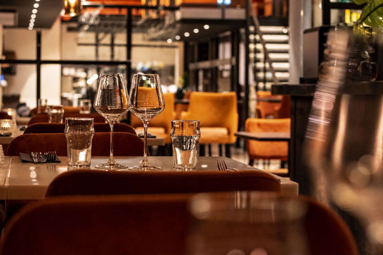 Dukning och glas i varm restaurangmiljö